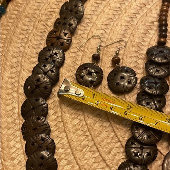 Earthy Coconut and Metallic Silver Necklace set - Picture 8 of 9